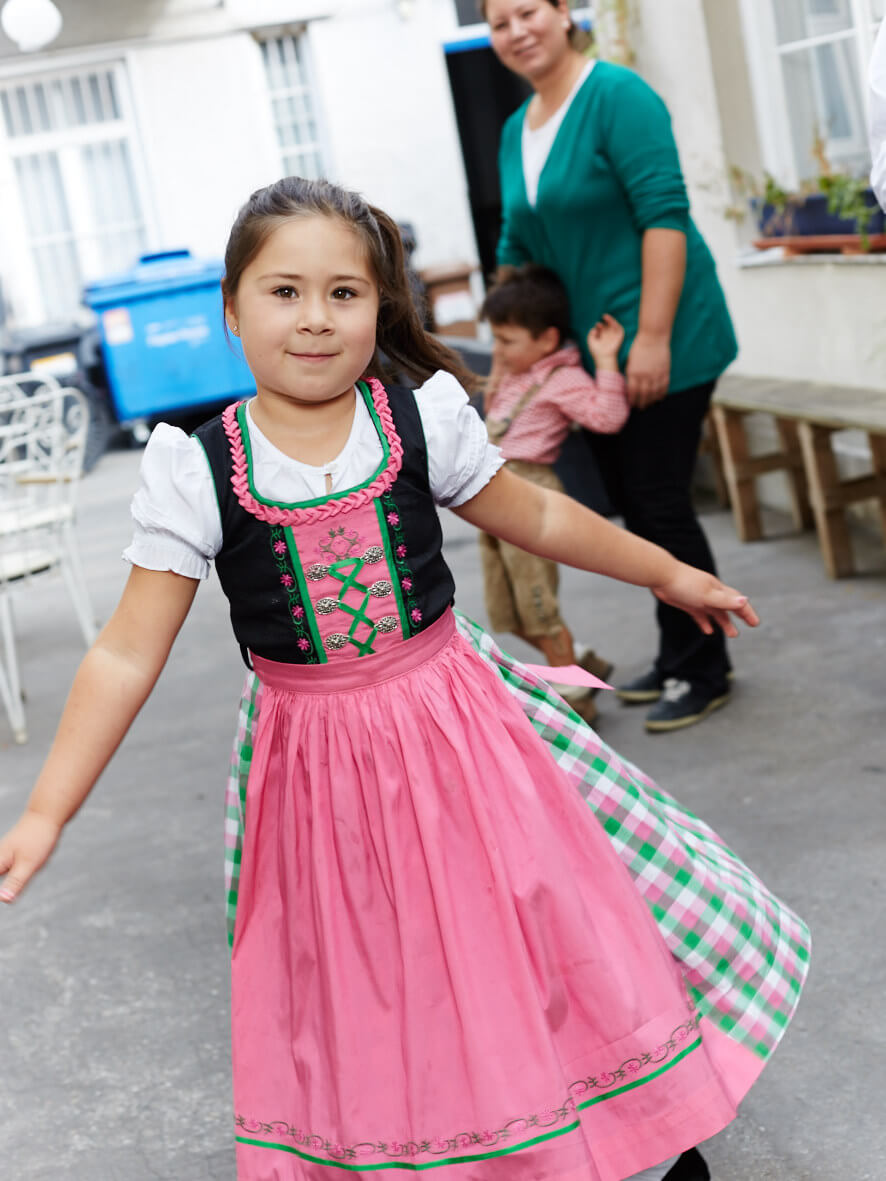 Schneiderei München - Mädchen in Tracht